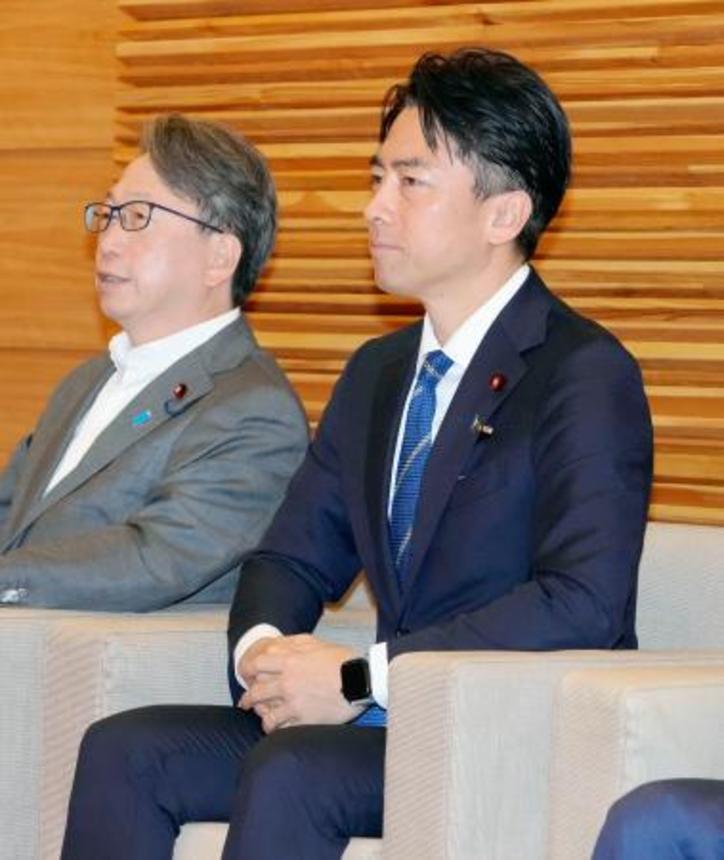 　閣議に臨む小泉農相（右）＝２３日午前、首相官邸
