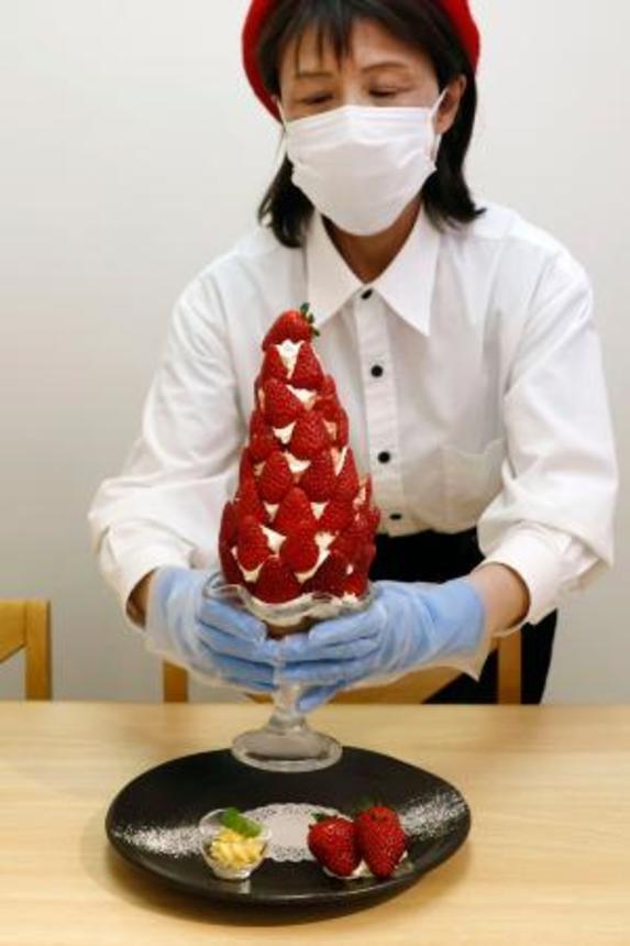 　道の駅「大和路へぐり」の奈良県産イチゴ「古都華」を使用した大きなパフェ＝２月、奈良県平群町