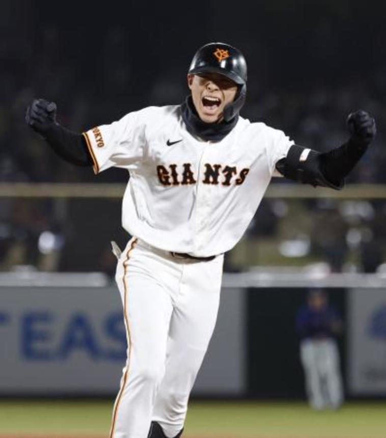 　７回、逆転２点打を放ちガッツポーズする巨人・平山＝長野