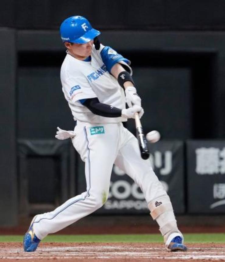 　４回日本ハム２死一塁、山県が左越えに勝ち越し２ランを放つ＝エスコンフィールド