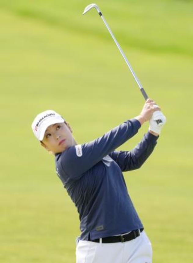 　第３ラウンド、２番でショットを放つ西郷真央＝ロイヤルポースコールＧＣ（共同）