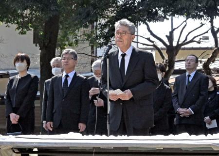 　追悼の辞を述べる遺族の毛塚辰幸さん（手前）＝２１日午前、栃木県大田原市の県立大田原高