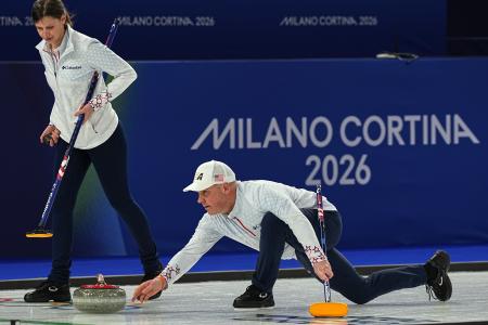 　５４歳で五輪初出場したカーリング米国男子のリチャード・ルーホネン（右）＝１４日、コルティナダンペッツォ（ＡＰ＝共同）