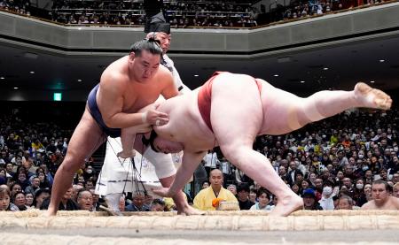 　豊昇龍がはたき込みで隆の勝を下す＝両国国技館