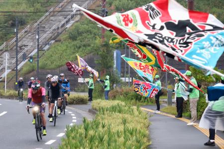 　「ツール・ド・東北２０２６」で宮城県女川町を疾走する参加者＝２０日午前