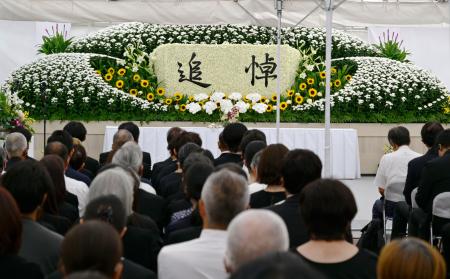 　京都アニメーション放火殺人事件の現場となった第１スタジオ跡地で開かれた追悼式＝１８日午前、京都市伏見区（同社提供）
