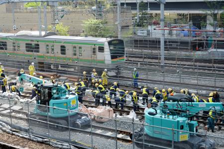 　ＪＲ田町駅付近で行われている「羽田空港アクセス線」の関連工事＝１９日午前