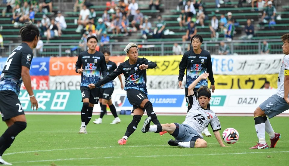 ＦＣ岐阜×金沢＝前半５分、果敢に攻め込むＦＣ岐阜のＦＷ藤岡＝長良川競技場