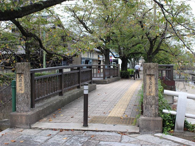 劇中に何度も登場する美登鯉橋。硝子と将也がコイに餌をやったり、ノートを拾おうとして飛び込んだりした＝大垣市馬場町