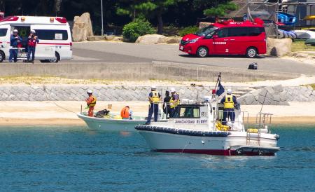　捜索活動中に女児を発見した、今治海上保安部の職員ら＝３０日午後０時４８分、愛媛県今治市の大島沖（今治海上保安部提供）
