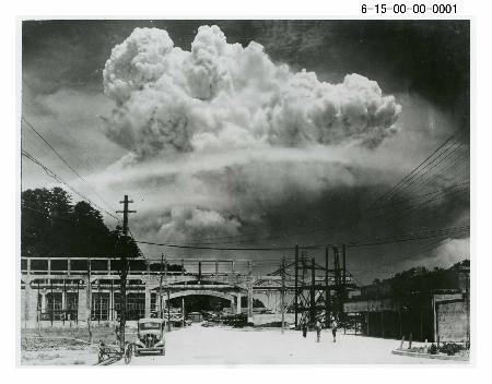 巨大な原子雲や砂塵の塊に覆われた長崎市（原爆炸裂の約１５分後に爆心地から約１０キロ離れ、山で隔たれた場所で撮影、撮影者・松田弘道氏、長崎原爆資料館所蔵）