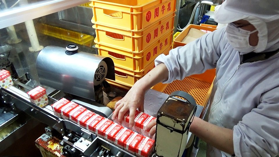 パック牛乳の生産ライン。おなじみの形の製品がここで生産されている＝関市観音前、関牛乳