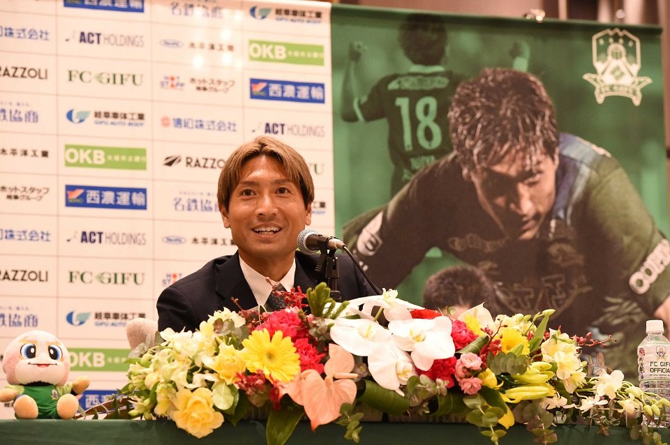 引退会見で１４年間の現役生活を振り返る田中順也＝岐阜市内