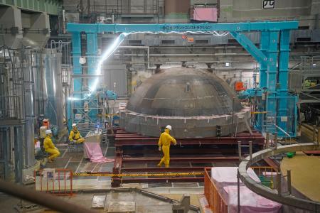 　原子炉圧力容器上ぶたの切断作業＝２２日、静岡県御前崎市