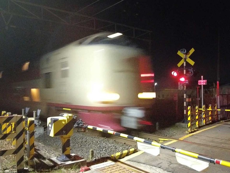午前３時前、新垂井駅跡を通過する寝台特急「サンライズ瀬戸・出雲」＝岐阜県不破郡垂井町大石