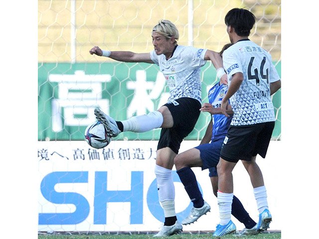 讃岐×ＦＣ岐阜＝後半、シュートを放つ岐阜の川西＝Ｐｉｋａｒａスタジアム