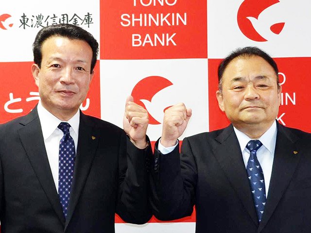 理事長に就任する加知康之氏（左）と、会長に就く市原好二氏＝多治見市本町、東濃信用金庫本店