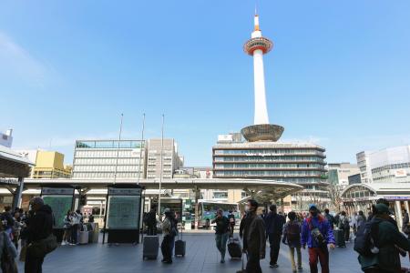 　観光客らが行き交う京都駅前＝２４日、京都市下京区