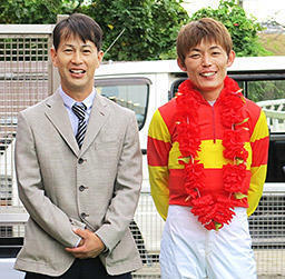 ３冠馬誕生を喜び合う川西調教師（左）と大畑騎手