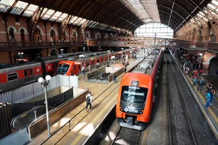 　ブラジル・サンパウロ最大規模のルス駅。地下鉄や近郊の町を結ぶ鉄道はあるが、大都市間を結ぶ路線はない＝３月（共同）