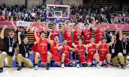 　アルゼンチンに勝利しポーズをとる選手ら＝大田区総合体育館