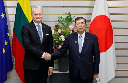 　会談前、リトアニアのナウセーダ大統領（左）と握手する石破首相＝９日午後、首相官邸
