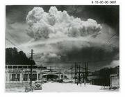 巨大な原子雲や砂塵の塊に覆われた長崎市（原爆炸裂の約１５分後に爆心地から約１０キロ離れ、山で隔たれた場所で撮影、撮影者・松田弘道氏、長崎原爆資料館所蔵）
