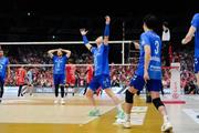 　サントリーに勝利し優勝を決め、喜ぶ大阪Ｂ・西田（中央）＝横浜アリーナ