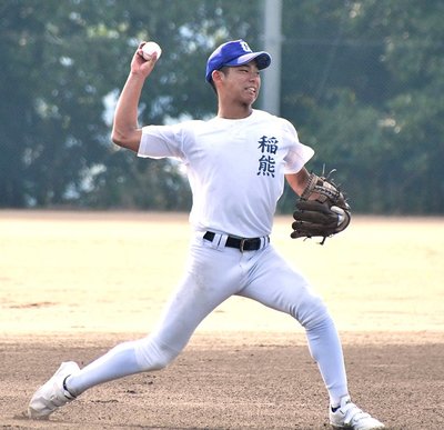 入念に守備練習を繰り返す県岐阜商の遊撃手稲熊＝近大