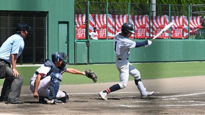 関有知×飛騨高山＝７回裏飛騨高山１死満塁、適時打を放つ藤本