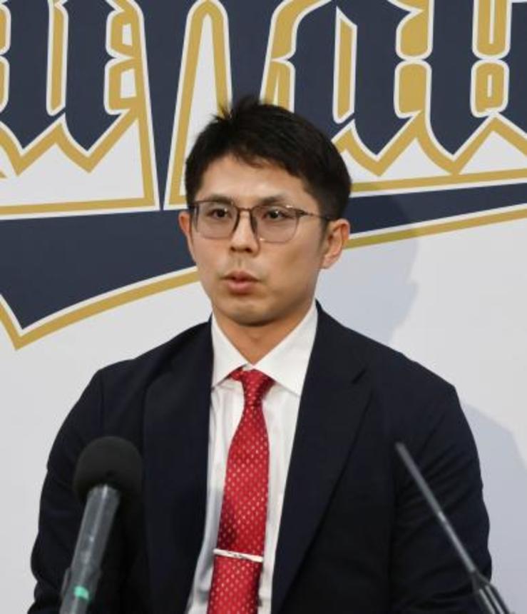 　契約更改を終え、取材に応じるオリックス・若月＝８日、大阪市