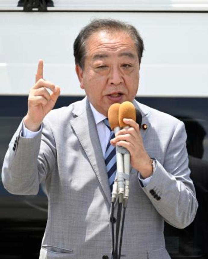 　街頭演説する立憲民主党の野田代表＝１１日午前、岐阜県大垣市