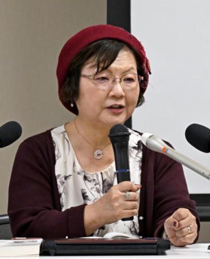 　大崎事件の第５次再審請求で３者協議後、記者会見する弁護団共同代表の鴨志田祐美弁護士＝１５日午後、鹿児島市