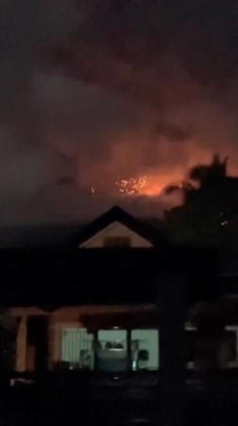 　噴火するフィリピンのカンラオン火山＝１３日（Ｄｉａｎｎｅ　Ｐａｕｌａ　Ａｂｅｎｄａｎ提供、ロイター＝共同）