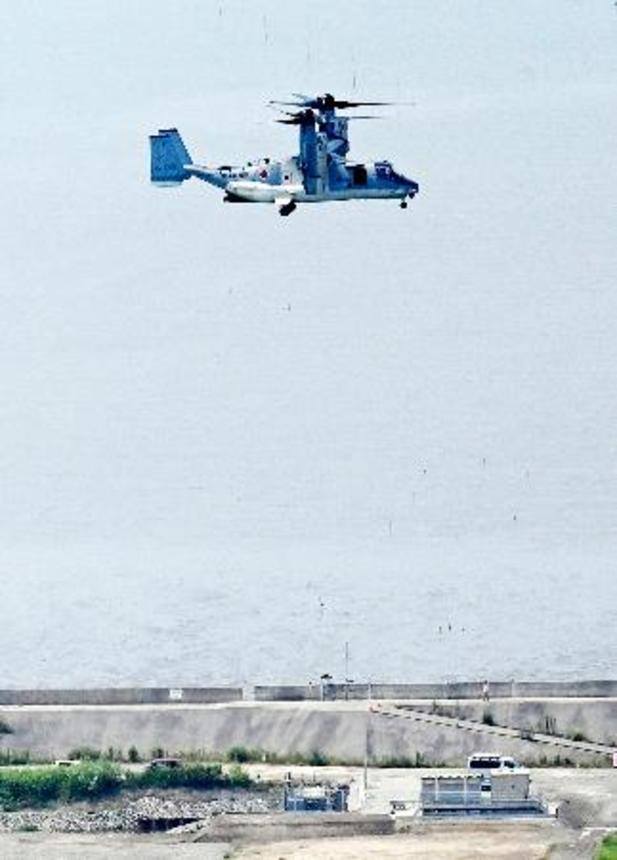 　陸上自衛隊の佐賀駐屯地に着陸する輸送機Ｖ２２オスプレイ。奥は有明海＝９日午前、佐賀市（共同通信社ヘリから）