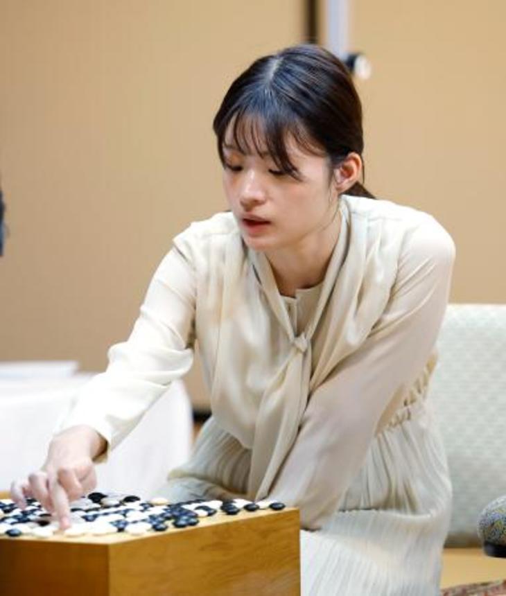 　第４５期女流本因坊戦５番勝負の第２局で上野梨紗四段を破った藤沢里菜女流本因坊＝２５日午後、秋田県能代市