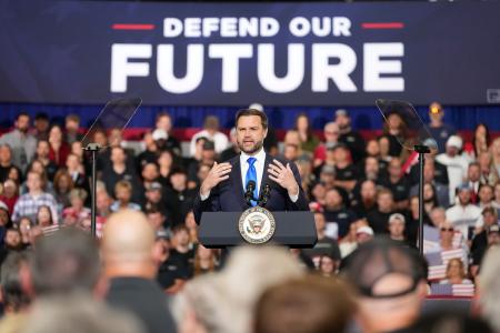 　１４日、米中西部カンザス州で演説するバンス副大統領（ゲッティ＝共同）