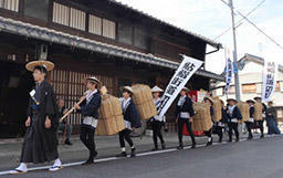 笠松町の小中学生が参加した鮎鮨街道の行列を再現する催し＝羽島郡笠松町下新町