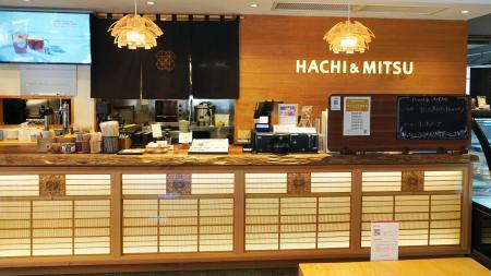 　「駿府の工房匠宿」にある、竹細工を活用した照明やインテリアパネルを備えたカフェ＝２月、静岡市