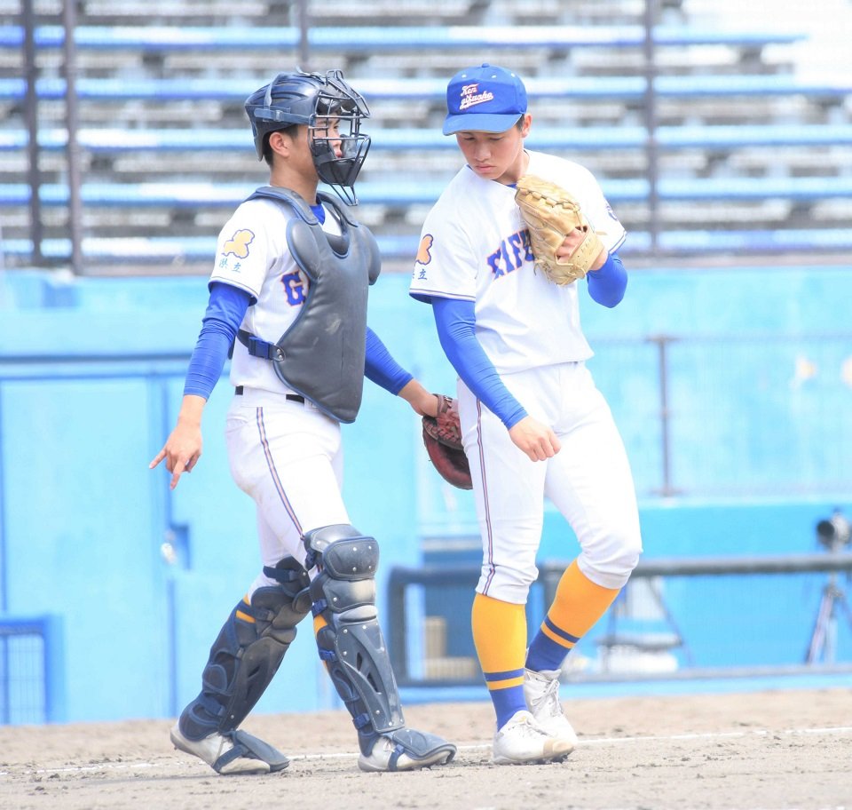 加藤学園×県岐阜商＝３回、ピンチで、２番手の森（右）に歩み寄る捕手矢野＝草薙