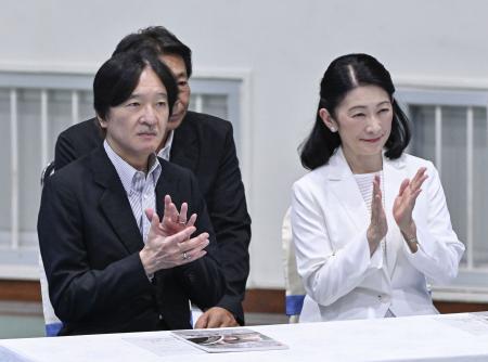 　全国高校総合体育大会の女子重量挙げを観戦される秋篠宮ご夫妻＝２日午後、滋賀県高島市