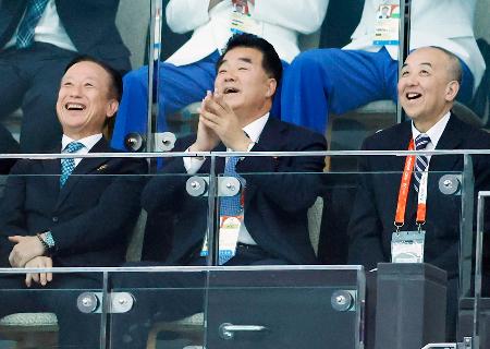 　女子高飛び込み決勝を観戦する北朝鮮の金日国体育相（中央）＝２９日、東京都江東区の東京アクアティクスセンター