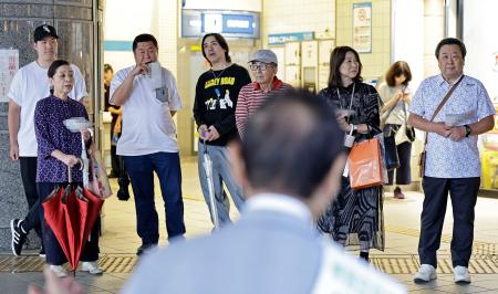 　自民党から非公認となった候補者（手前）の街頭演説を聞く人たち＝１４日午後、東京都内（画像の一部を加工しています）