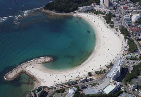 　南海トラフ地震臨時情報の発表を受け、遊泳禁止措置が取られた和歌山県白浜町の「白良浜」＝２０２４年８月