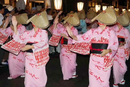 　「おわら風の盆」が始まり、編みがさを目深にかぶって舞う女性たち＝１日夜、富山市八尾町