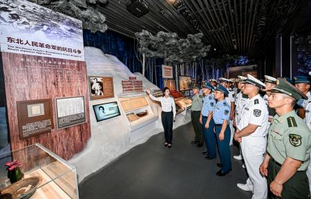 　盧溝橋事件から８８年を迎え、北京市郊外の中国人民抗日戦争記念館を訪れた人民解放軍の兵士ら＝７日（新華社＝共同）