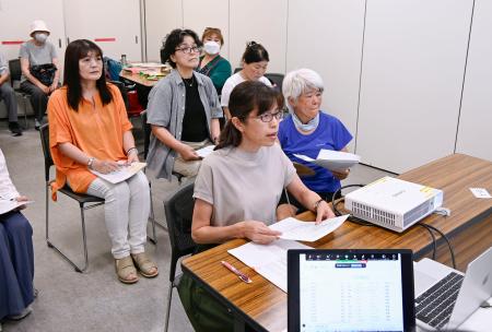 　犠牲者の名前を読み上げる参加者＝２０日午後、札幌市