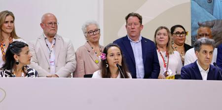 　化石燃料脱却に向けた工程表策定を求めて記者会見した、マーシャル諸島のティナ・ステゲ気候変動担当特使（前列中央）ら＝１８日、ブラジル・ベレン（共同）