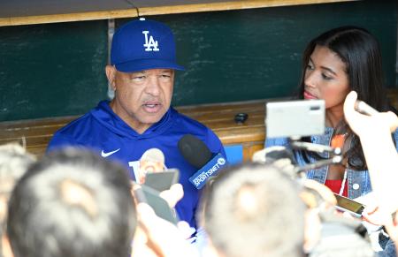 　タイガース戦前に取材に応じるドジャースのロバーツ監督＝デトロイト（共同）
