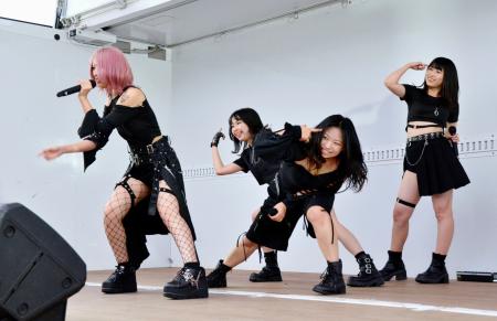　大学祭で歌う食育アイドル「ＩＸ―ＡＬＩＣＥ」＝北海道恵庭市